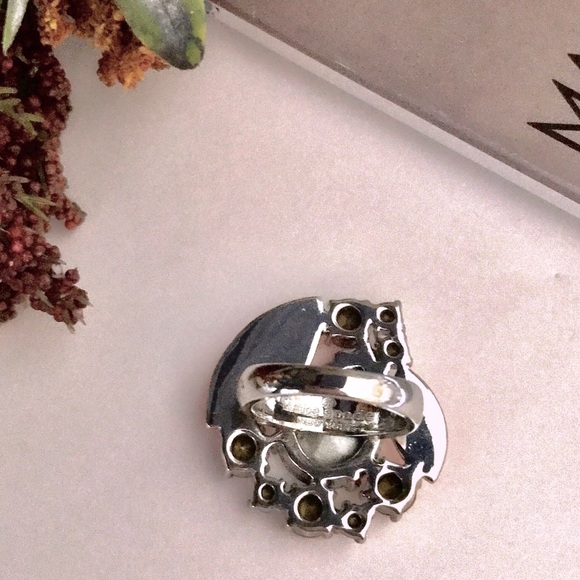 KATE SPADE • Frosty Floral Crystal Cluster Ring - Picture 6 of 8